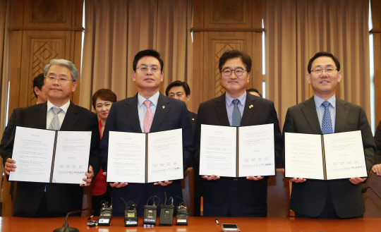 여야 4당 교섭단체 원내대표들이 27일 오후 국회 접견실에서 회동을 갖고 정부조직법 논의 등에 대한 합의문을 들고 있다. 왼쪽부터 김동철 국민의당, 정우택 자유한국당, 우원식 더불어민주당, 주호영 바른정당 원내대표.  연합뉴스